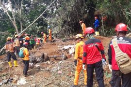 TRC Semen Padang lakukan pencarian 14 korban diduga tertimbun longsor di Warung Kampung Cugenang