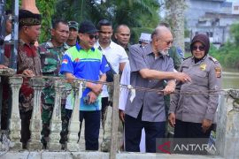 Wali Nanggroe lihat masjid yang nyaris hanyut di Aceh Tamiang