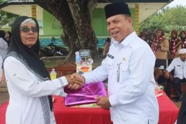 Kakan Kemenag Palas beri cendera mata kepada guru PNS yang purna tugas