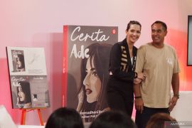 Aktris Nia Ramadhani luncurkan novel "Cerita Ade"