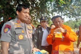 Seorang nelayan asal Desa Burung Mandi temukan benda diduga ELT helikopter NBO-105 Polri