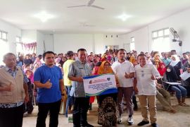 Bupati Pesisir Selatan serahkan BLT APBD ke 255 warga kurang mampu