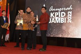 Bupati Btatanghari terima KPID Award tahun 2022