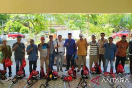 DPRD Gorut serahkan bantuan alat mesin pertanian ke petani