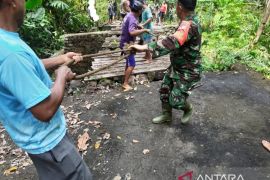 Babinsa Kodim Sangihe bantu bangun jembatan penyeberangan orang