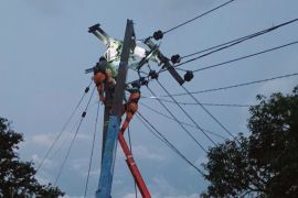 Petugas PLN Cianjur tetap tunaikan tugas walau rumah hancur