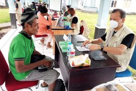 Tim Promkes RSUD Haulussy Ambon gencarkan baksos kesehatan lansia