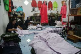 Produksi Jas Hujan Meningkat Page 1 Small