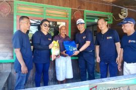 Karyawan dan Manajemen RAPP berbagi bersama masyarakat di Kelurahan Pelalawan