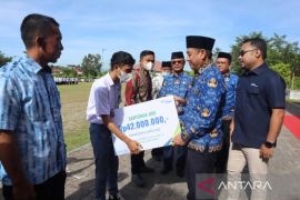 Bupati Bone Bolango serahkan santunan JKM  BPJamsostek