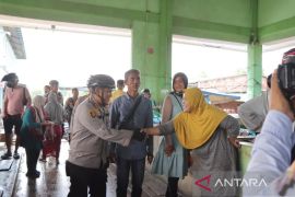 Blusukan ke pasar, Kapolres Meranti dengarkan keluh kesah pedagang pasar