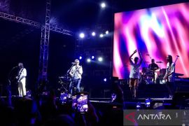 Weezer dan The Adams nyanyikan "Anak Sekolah"