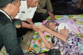 Dinsos Mataram turun menyalurkan bansos BBM dari pintu ke pintu