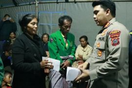 Kapolres Toba beri bantuan sembako untuk korban kebakaran Desa Sibuntuon