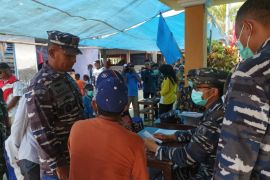 Lantamal IX Ambon gelar baksos kesehatan untuk warga Pulau Osi
