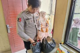 Aparat kepolisian razia barang bawaan untuk tahanan, ada apa?