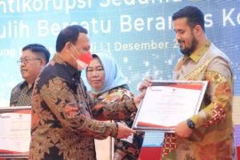 Wali Kota Probolinggo terima penghargaan KPK terkait aset tanah