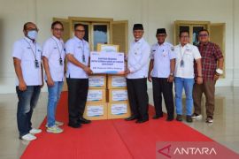 BRI RO Padang serahkan bantuan randang dan donasi untuk korban gempa Cianjur