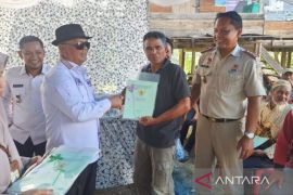Pemkab Enrekang serahkan 275 sertifikat tanah kepada pelaku UMKM