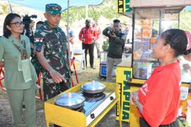 Korem 172/PWY serahkan bantuan pelaku usaha mama Papua penjual martabak