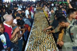 Sebanyak 3.500 cangkir bambu berisi madu di Festival Danau Sentarum