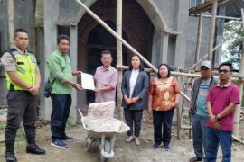TPL bantu 395 sak semen untuk GKPS Tambun Raya