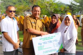 Bupati Pessel serahkan pembayaran JHT dan santunan kematian dari BP Jamsostek