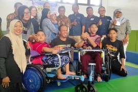 Unesa salurkan bantuan 300 kursi roda untuk anak disabilitas