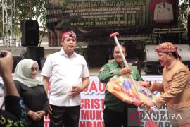 Pemkot Bekasi serahkan bantuan sarana taman wisata Hutan Bambu