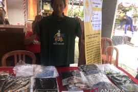 Di Bali, Penyandang tunanetra pamerkan baju hasil lukisan sendiri