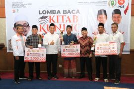 Tiga santri ini menangkan lomba baca kitab kuning DPRD Riau
