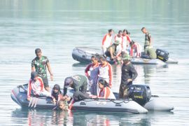 Lantamal IX Ambon latih evakuasi media laut mahasiswa Stikes Maluku