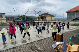 Mahasiswa KKN Unnes Giat angkatan 3 senam bersama warga Desa Canggal
