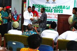 Baznas Biak berbagi bahan kebutuhan pokok ke warga orang asli Papua