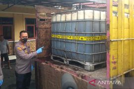 Polres Indramayu tahan 3 tersangka penimbun BBM subsidi