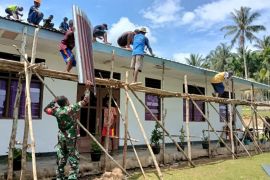 Koramil Biak Utara bantu warga pasang atap gedung gereja