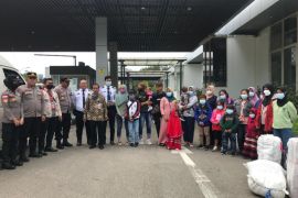 KJRI Kuching pulangkan anak  korban eksploitasi melalui PLBN Entikong