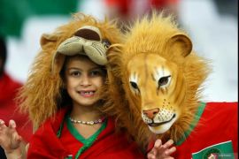 Gaya pendukung Maroko dan Spanyol di pertandingan 16 besar Piala Dunia 2022