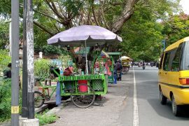 Pemkot Mataram meminta aparat kelurahan awasi PKL gunakan trotoar