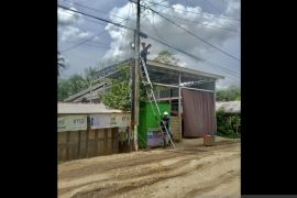 Dishub pasang lampu sorot minimalisir kecelakaan di Desa Mantimin