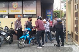 Polda Jatim perketat penjagaan pascaledakan bom bunuh diri di Polsek Astanaanyar