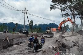 Petugas bersihkan sisa material pasir akibat APG Gunung Semeru