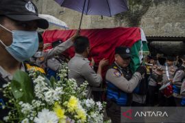 Pemakaman polisi korban bom di Polsek Astana Anyar