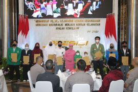 PMJ bagikan bantuan pendidikan 100 putera-puteri di HUT ke-73