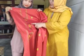 Indra Yeni merdekakan ekonomi kaum perempuan lewat tenun Unggan