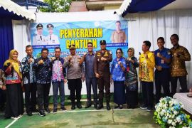 Pemkab Barut serahkan benih pertanian dan ternak untuk tekan inflasi