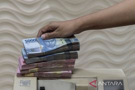 Rupiah melemah di tengah kekhawatiran resesi ekonomi global