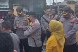 Polda Maluku Salurkan 2 ton beras bagi warga terdampak kebakaran Lorong Tahu Ambon