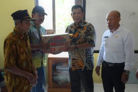 Pemkab KKU serahkan bantuan pada  warga yang terdampak banjir