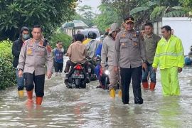 Kapolresta Deliserdang tinjau rumah warga dan asrama polisi terendam banjir